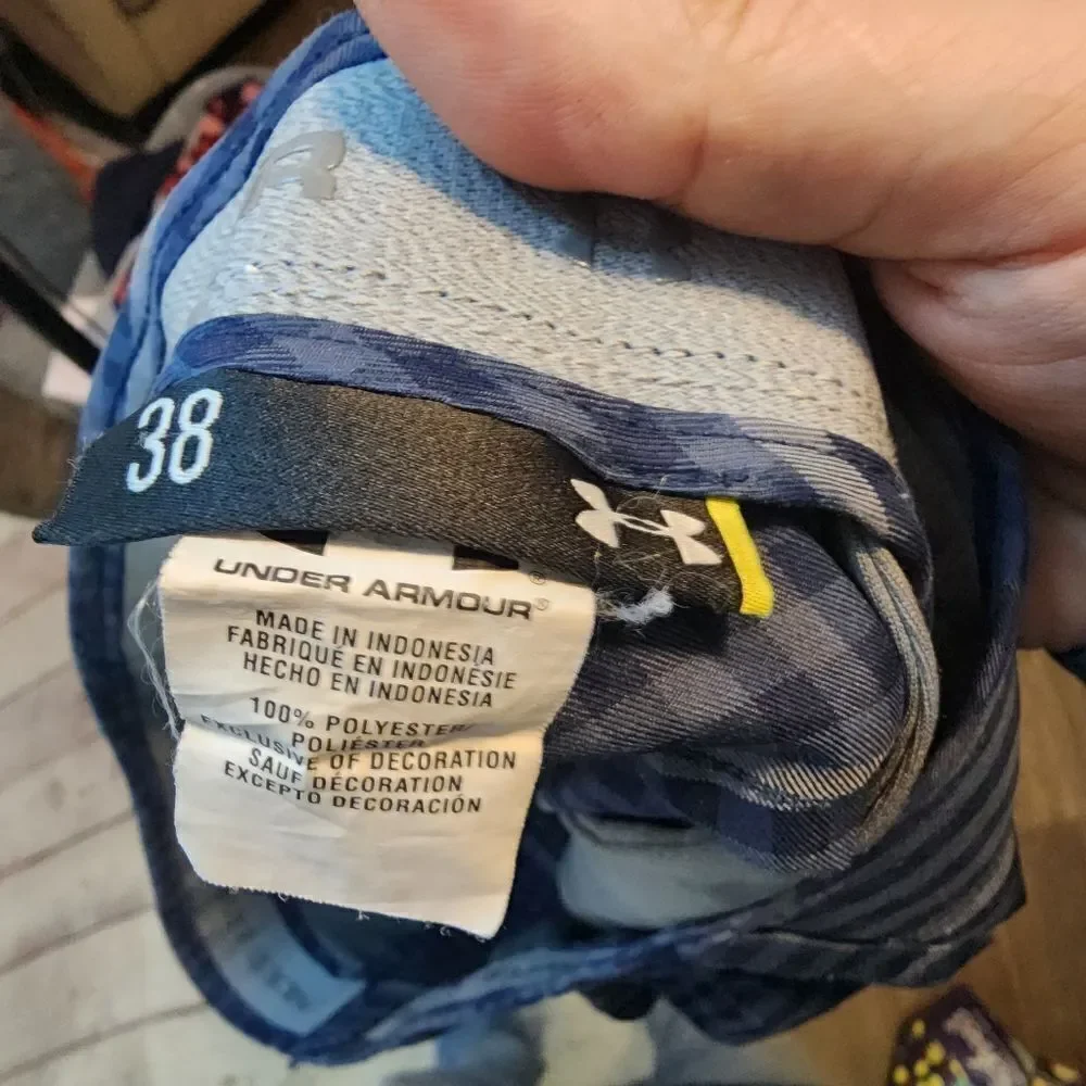 Men's Under Armour flat front short, size 38